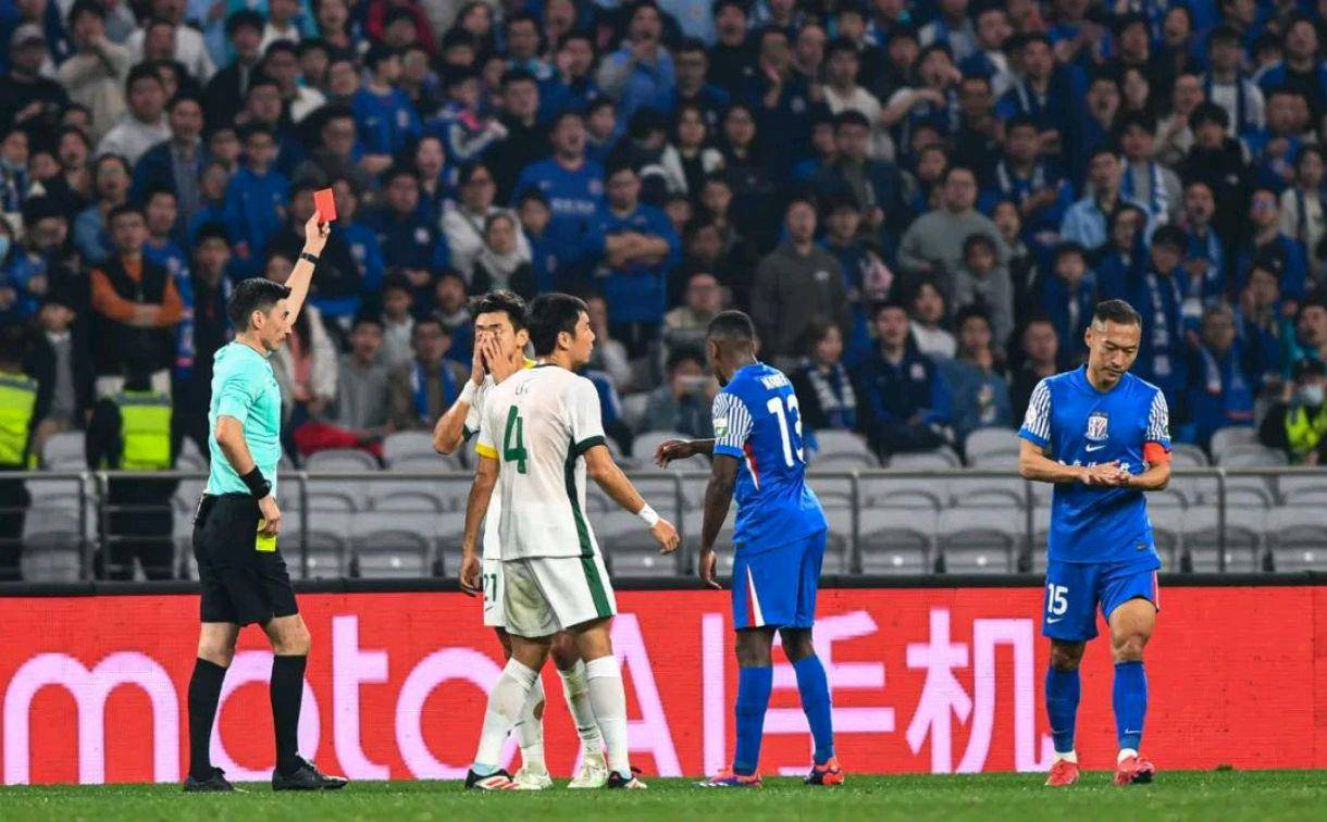 爱游戏在线登录-争议判罚引发球迷愤怒,裁判重审决定