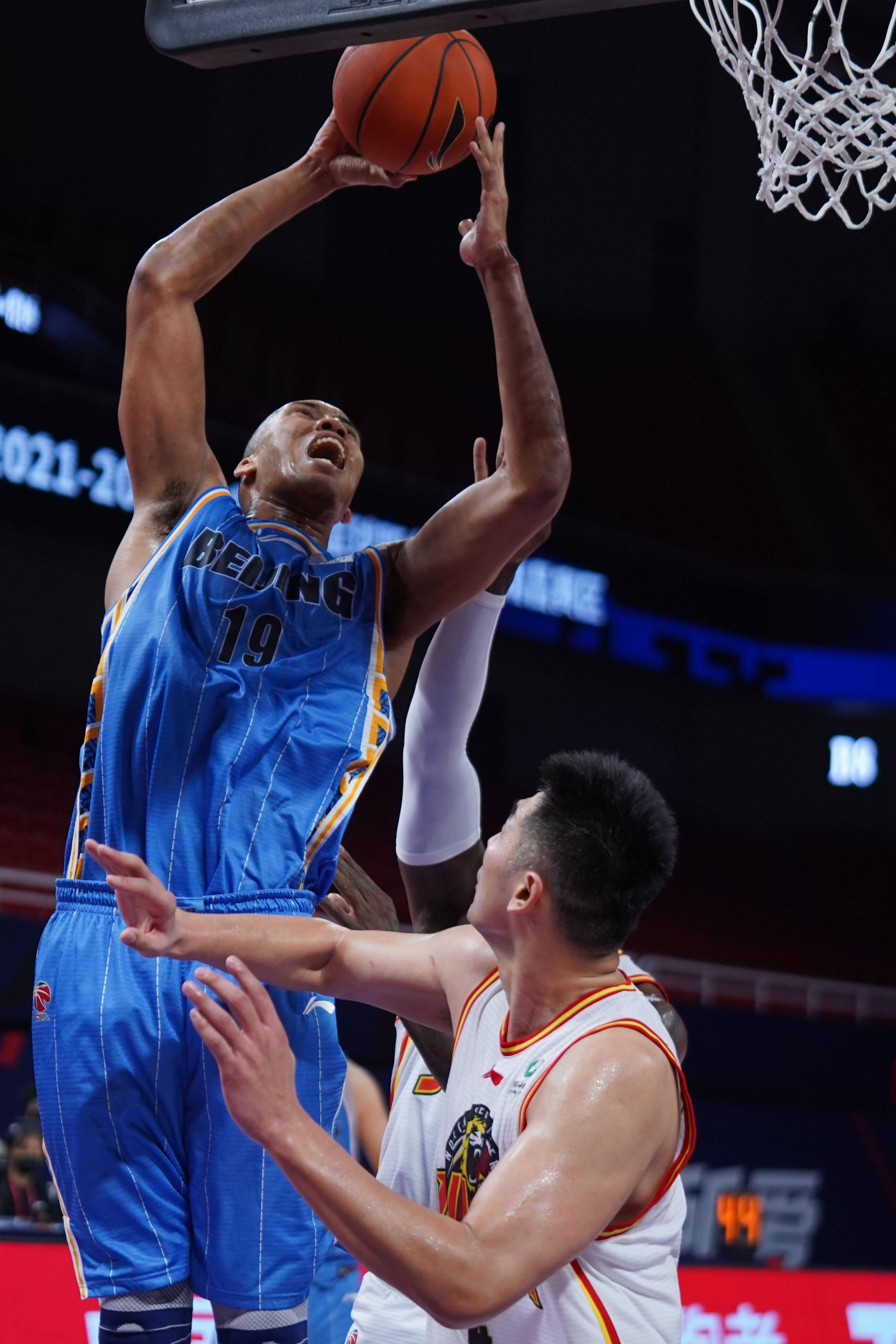 爱游戏登录-湖南男篮奋力拼搏，决胜季后赛希望