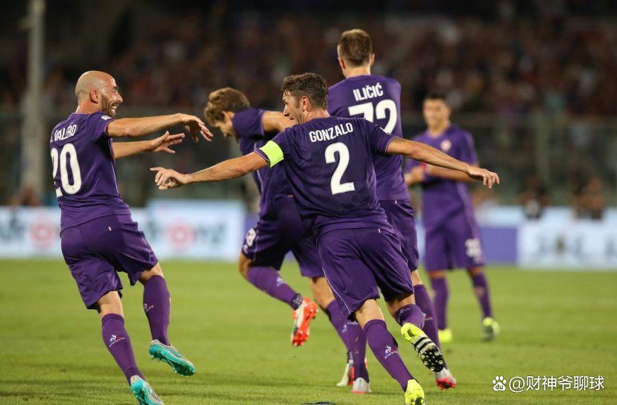 爱游戏在线-佛罗伦萨中锋连场进球,带队掀起进攻风暴