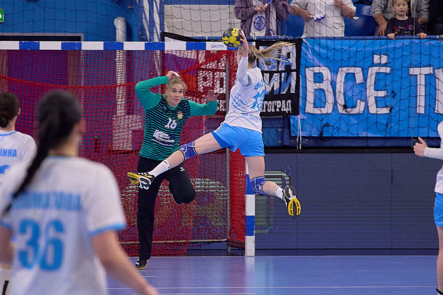 爱游戏官网app-关于俄罗斯队在欧洲联赛中跌跌撞撞但仍有机会晋级的信息