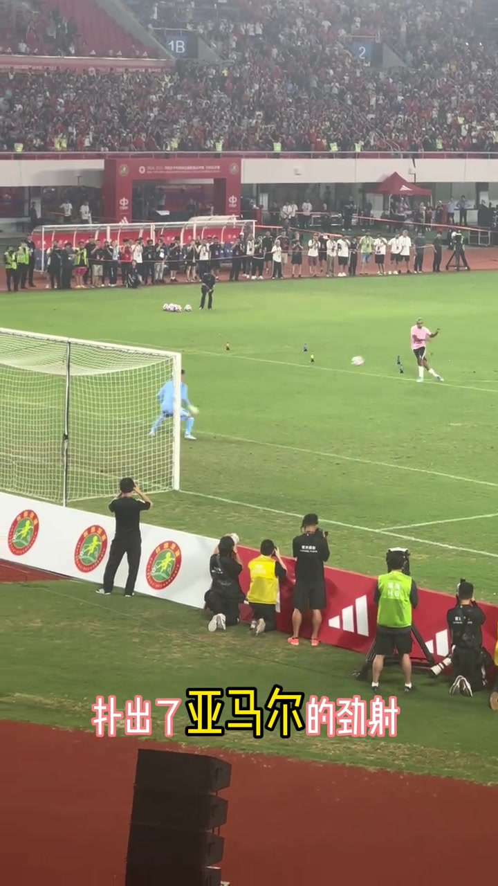 爱游戏馆-包含热那亚后卫关键时刻扑出对手射门，帮助球队守住胜利的词条