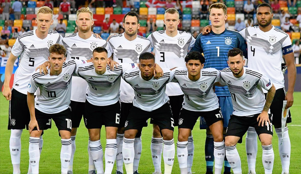 荷兰对阵英格兰，球迷热血沸腾，场面火爆激烈的简单介绍