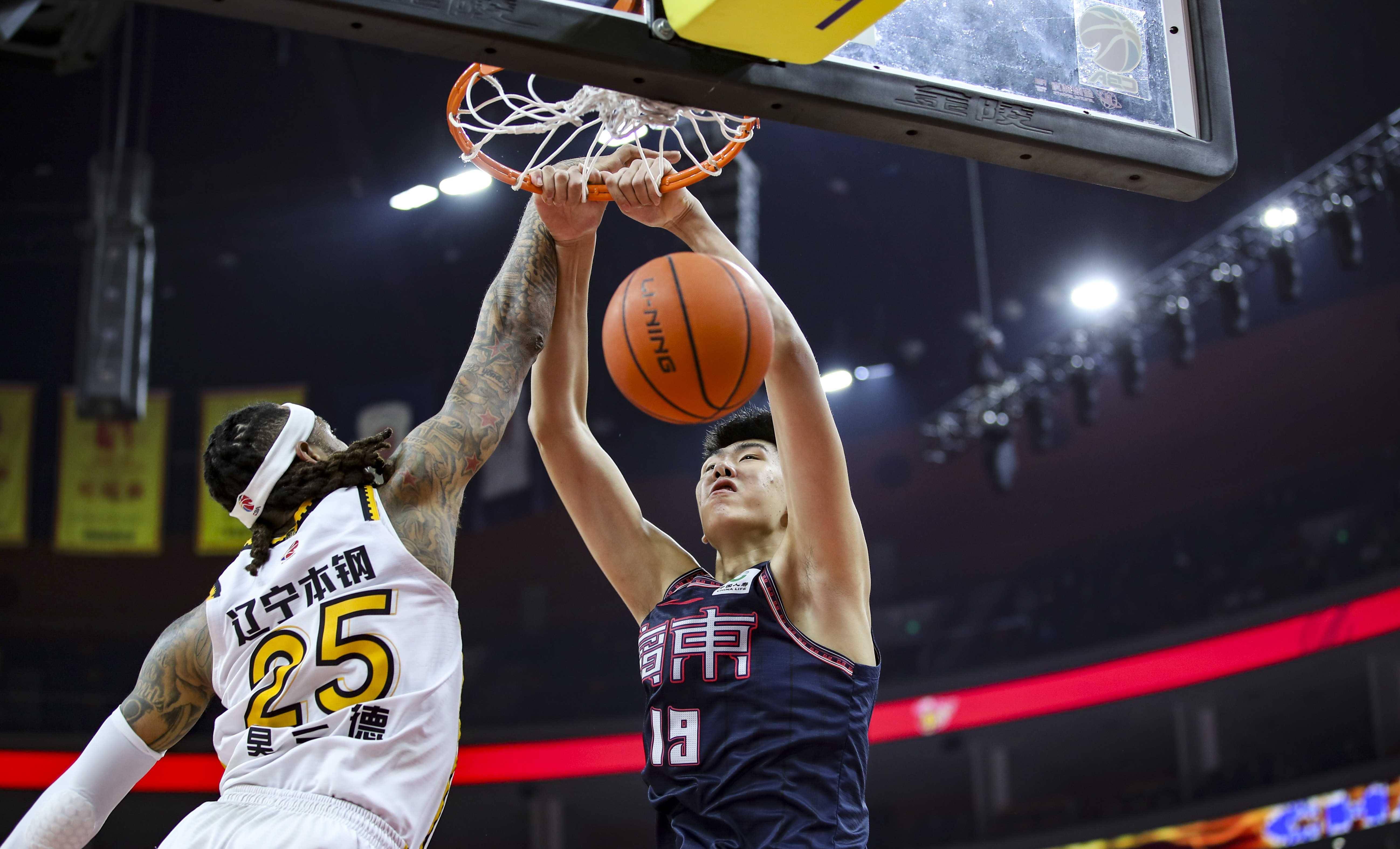 爱游戏平台-篮球比赛上演激烈的终场对决