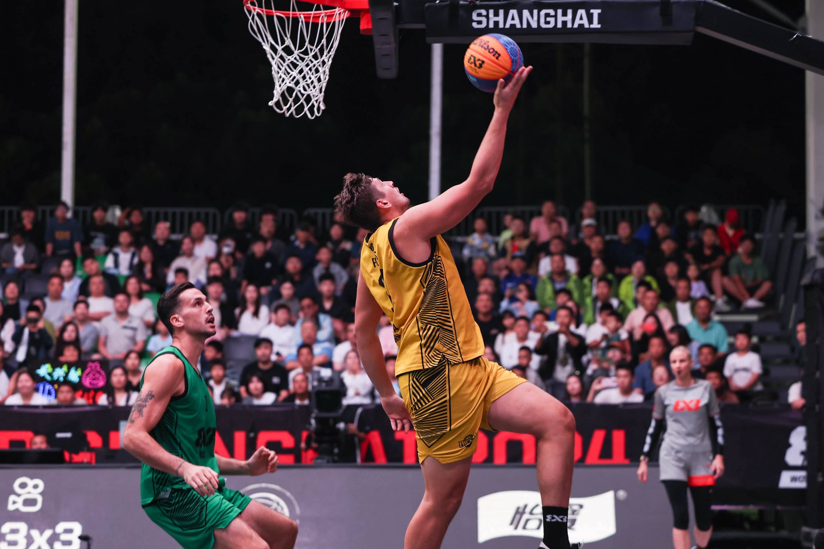 爱游戏平台-篮球比赛上演激烈的终场对决