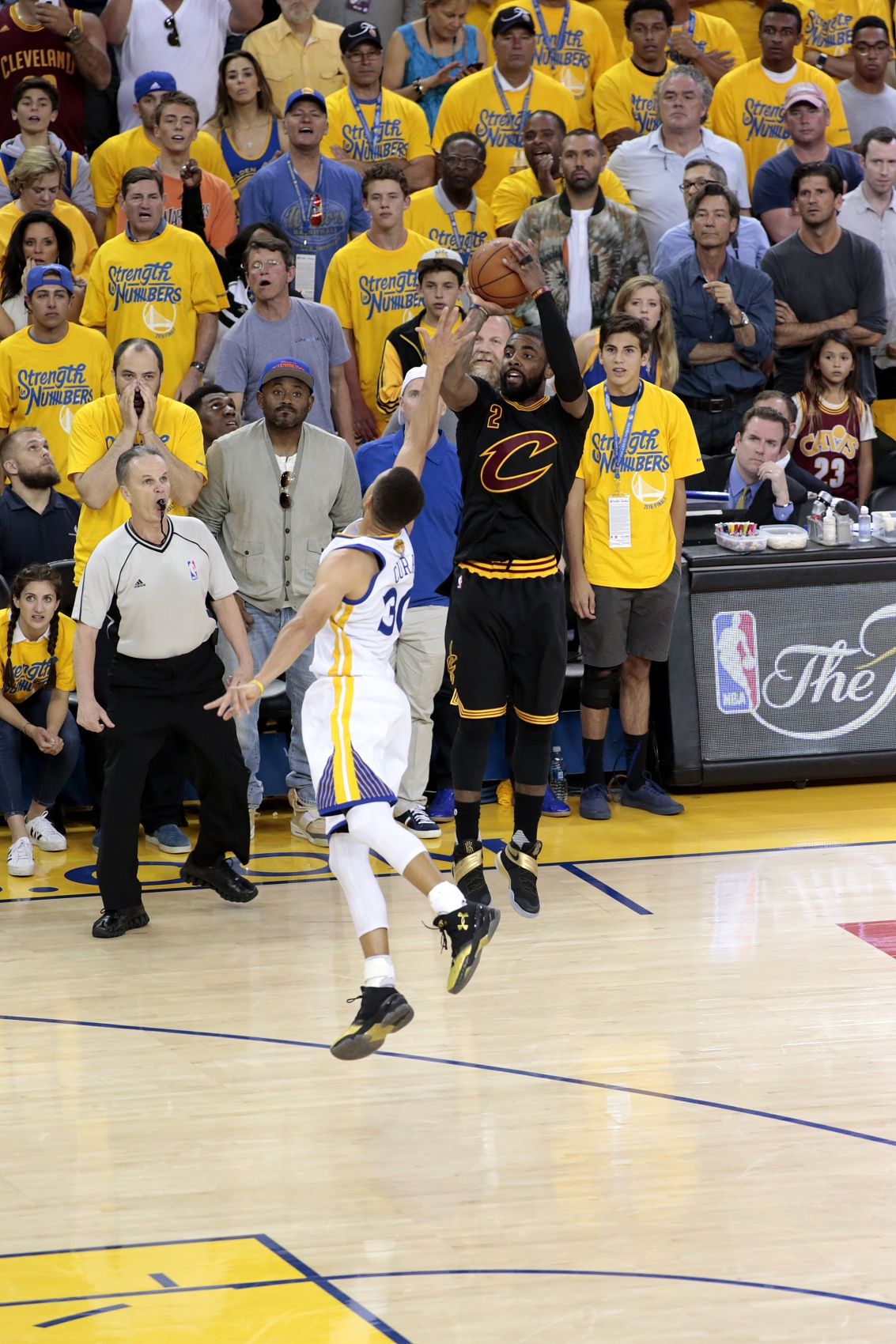 爱游戏活动-勇士大胜骑士，近期状态全面提升