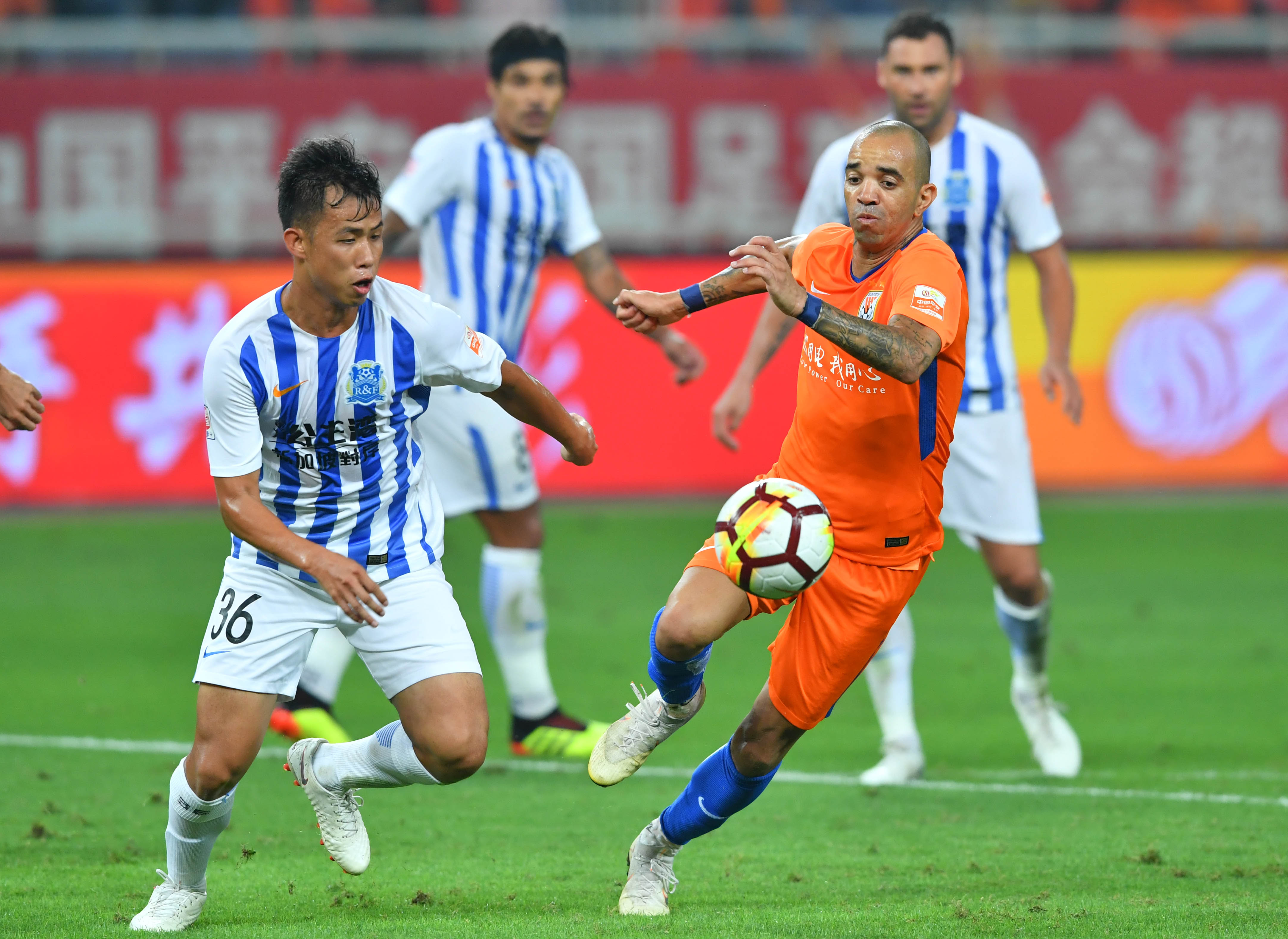 广州富力主场击败对手，追逐中上游位置的简单介绍