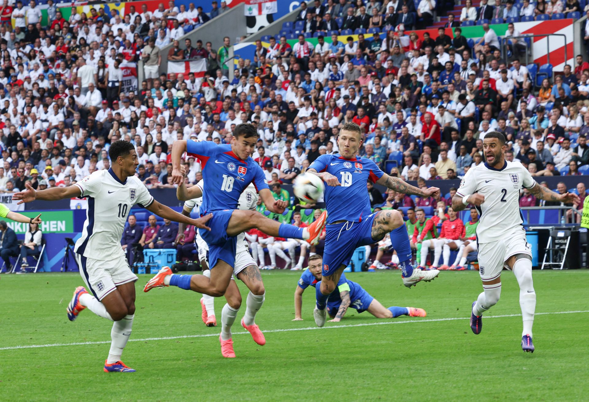 爱游戏登录-关于欧洲足球赛事备战进行中，各队积极备战期待赢球的信息